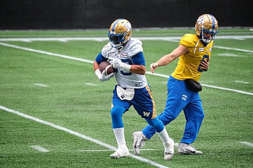MIKE DEAL / WINNIPEG FREE PRESS
Winnipeg Blue Bombers Andrew Harris (33) is handed the ball from quarterback Zach Collaros (8) during practice at IG Field Wednesday morning.
211201 - Wednesday, December 01, 2021.