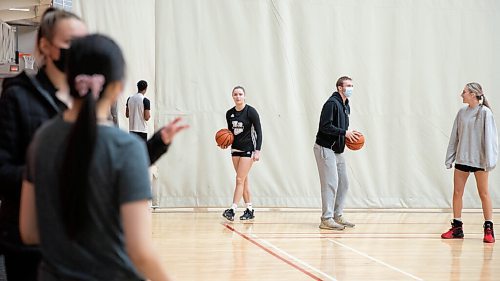 JESSICA LEE / WINNIPEG FREE PRESS

Wesmen basketball player Anna Kernaghan (centre) is photographed at practice at the Duckworth Centre on December 1, 2021.

Reporter: Mike S











