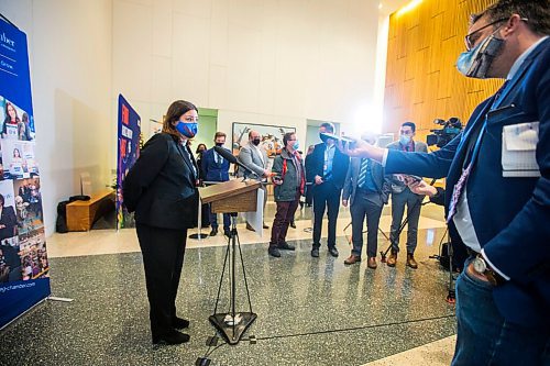 MIKAELA MACKENZIE / WINNIPEG FREE PRESS

Premier Heather Stefanson scrums with the media after a Chamber of Commerce luncheon at the RBC Convention Centre in Winnipeg on Thursday, Dec. 2, 2021. For Carol/Tom story.
Winnipeg Free Press 2021.