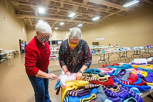 MIKAELA MACKENZIE / WINNIPEG FREE PRESS

Margaret Young (left) and Janet Ammeter take a look at the knitting gathered for the Christmas Cheer Board at Charleswood United Church in Winnipeg on Thursday, Dec. 2, 2021. For Janine story.
Winnipeg Free Press 2021.