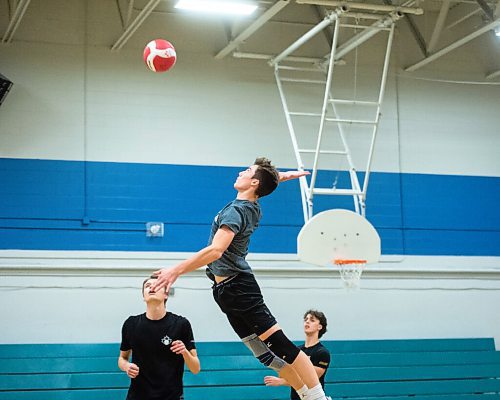Mike Sudoma / Winnipeg Free Press
Rowan Krahn of the Westgate Wings Varsity Boys volleyball team reaches for a hit during practice Thursday night 
December 2, 2021