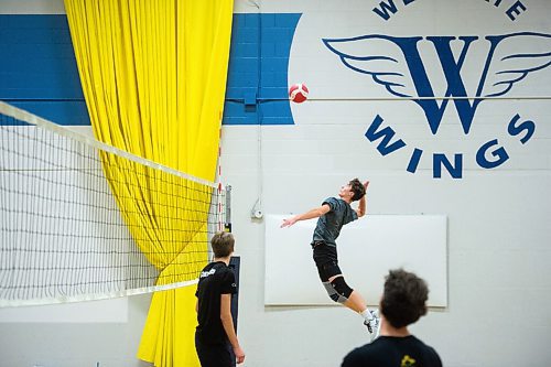 Mike Sudoma / Winnipeg Free Press
Rowan Krahn of the Westgate Wings Varsity Boys volleyball team reaches for a hit during practice Thursday night 
December 2, 2021