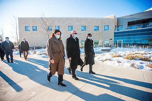 MIKAELA MACKENZIE / WINNIPEG FREE PRESS

Premier Heather Stefanson (left), CEO of the Interlake-Eastern Regional Health Authority Dr. David Matear, and health and seniors care minister Audrey Gordon walk out to the front of the hospital after a health care announcement at the Selkirk Regional Health Centre on Friday, Dec. 3, 2021. For Danielle Da Silva story.
Winnipeg Free Press 2021.