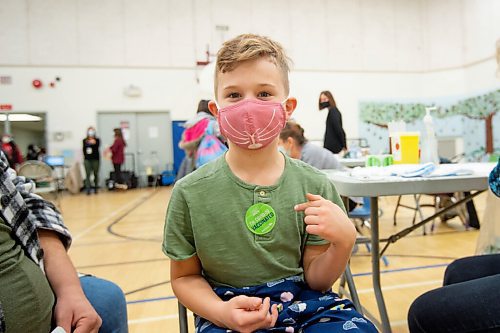 Mike Sudoma / Winnipeg Free Press
Marshall Finch points to his Im Covid 19 Vaccinated sticker after receiving his first Covid 19 vaccination at Governor Semple School Friday afternoon
December 3, 2021