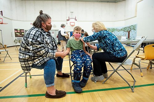 Mike Sudoma / Winnipeg Free Press
Marshall Finch gets his first Covid 19 vaccination with his mother, Danielle Verrier (left) by his side at Governor Semple School Friday afternoon
December 3, 2021