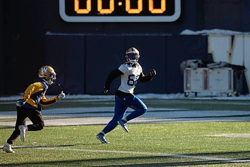 JESSICA LEE / WINNIPEG FREE PRESS

Rasheed Bailey (right) is photographed at Bombers practice on December 3, 2021 at IG Field.

Reporter: Taylor











