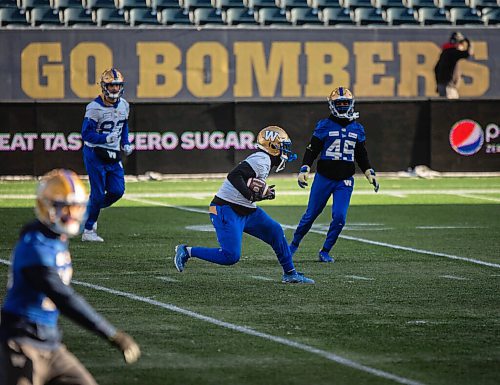 JESSICA LEE / WINNIPEG FREE PRESS

Rasheed Bailey #88 (holding ball) is photographed at Bombers practice on December 3, 2021 at IG Field.

Reporter: Taylor












