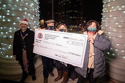 Mike Sudoma / Winnipeg Free Press
Manitoba Metis Federation president, David Chartrand, presents Christmas Cheer Board executive director, Shawna Bell a cheque for $50,000 as the MMF kicks off the start to the Christmas season at the site of the new Red River Métis Heritage Centre Friday evening.
December 3, 2021
