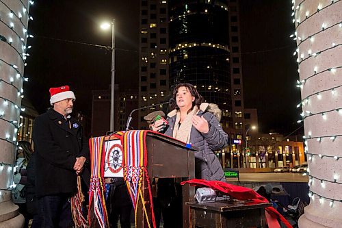 Mike Sudoma / Winnipeg Free Press
Christmas Cheer Board executive director, Shawna Bell talks to media after receiving a cheque for $50,000 from the Manitoba Metis Federation Friday evening.
December 3, 2021