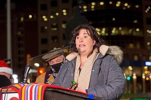 Mike Sudoma / Winnipeg Free Press
Christmas Cheer Board executive director, Shawna Bell talks to media after receiving a cheque for $50,000 from the Manitoba Metis Federation Friday evening.
December 3, 2021