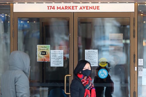 SHANNON VANRAES / WINNIPEG FREE PRESS
Signs on the doors of the The Royal Manitoba Theatre Centre let patrons know an adaptation of Virginia Wolfs Orlando has been cancelled on December 5, 2021.