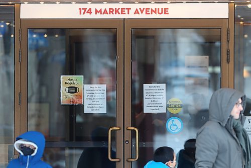 SHANNON VANRAES / WINNIPEG FREE PRESS
Signs on the doors of the The Royal Manitoba Theatre Centre let patrons know an adaptation of Virginia Wolfs Orlando has been cancelled on December 5, 2021.