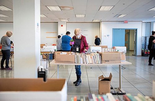 JESSICA LEE / WINNIPEG FREE PRESS

Lynn Whittaker (centre) browses through books at the Winnipeg Free Press office during their plant and book sale on December 3, 2021.












