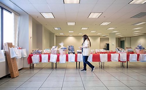 JESSICA LEE / WINNIPEG FREE PRESS

A woman walks by the Winnipeg Free Press silent auction on December 3, 2021.













