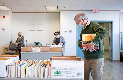 JESSICA LEE / WINNIPEG FREE PRESS

A man browses through books at the Winnipeg Free Press office during their plant and book sale on December 3, 2021.











