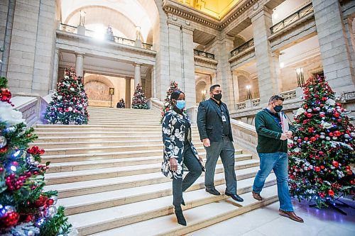 MIKAELA MACKENZIE / WINNIPEG FREE PRESS

Health and seniors care minister Audrey Gordon scrums with the media at the Manitoba Legislative Building in Winnipeg on Monday, Dec. 6, 2021. For Danielle story.
Winnipeg Free Press 2021.