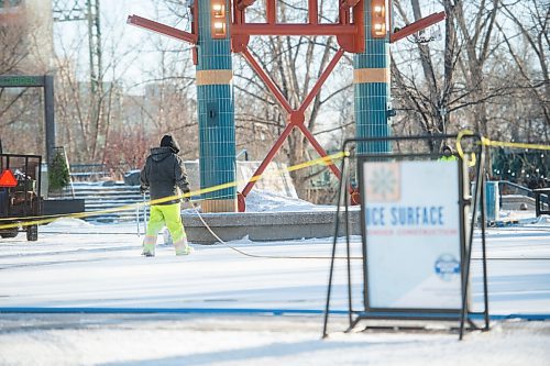 Mike Sudoma / Winnipeg Free Press
Justin Prescott prepares the ice skating rink at The Forks Monday afternoon. With the colder temperatures scheduled for this week, Prescott hopes the rink will be ready for skaters by Friday.
December 6, 2021