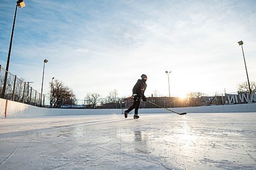 Mike Sudoma / Winnipeg Free Press
Alex Williamson skates laps around Edward Carriere Community Rink in West Broadway Monday afternoon
December 6, 2021