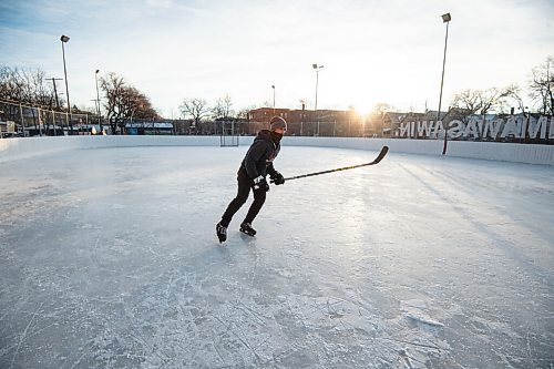 Mike Sudoma / Winnipeg Free Press
Alex Williamson skates laps around Edward Carriere Community Rink in West Broadway Monday afternoon
December 6, 2021