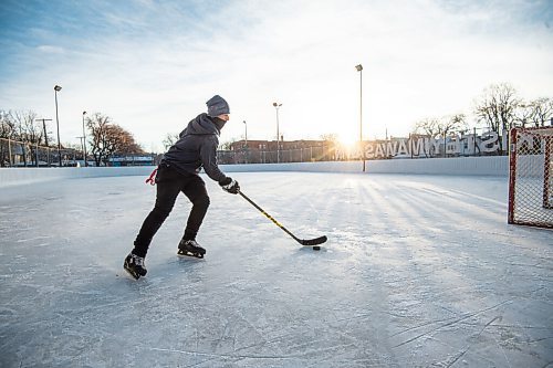 Mike Sudoma / Winnipeg Free Press
Alex Williamson skates laps around Edward Carriere Community Rink in West Broadway Monday afternoon
December 6, 2021