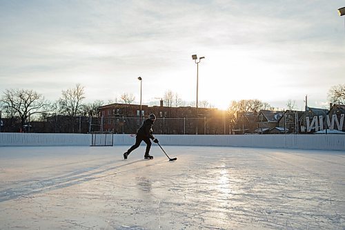 Mike Sudoma / Winnipeg Free Press
Alex Williamson skates laps around Edward Carriere Community Rink in West Broadway Monday afternoon
December 6, 2021