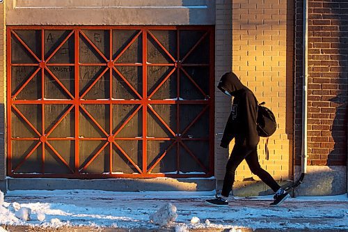 MIKE DEAL / WINNIPEG FREE PRESS
The warm light from the rising sun early Tuesday provides little heat for pedestrians on Bannatyne Avenue as temperatures hover around -19C.
211207 - Tuesday, December 07, 2021.