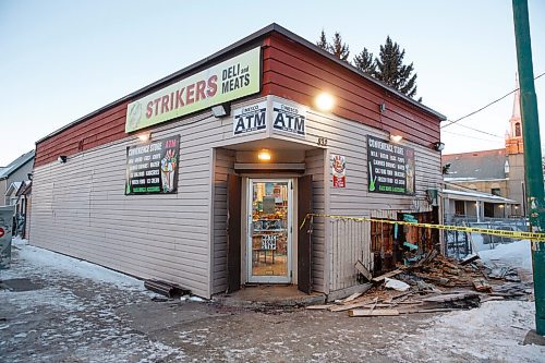 MIKE DEAL / WINNIPEG FREE PRESS
Debris from an early morning fire at Strikers Deli and Meats at 832 Burrows Avenue litters the sidewalk Tuesday morning.
211207 - Tuesday, December 07, 2021.