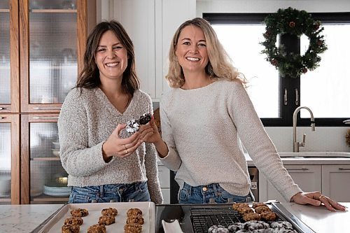 JESSICA LEE / WINNIPEG FREE PRESS

Sisters-in-law Jessalyn Willems (left) and Leah Brickwood are photographed on December 7, 2021 at Brickwoods home with their vegan chocolate crinkle cookies.

Reporter: Eva










