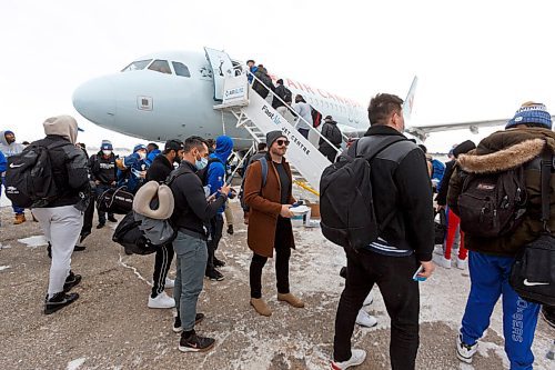 MIKE DEAL / WINNIPEG FREE PRESS
Winnipeg Blue Bombers board their plane to Hamilton for the 108th Grey Cup Tuesday afternoon.
211207 - Tuesday, December 07, 2021.