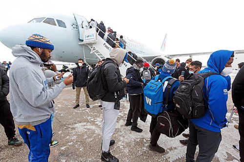 MIKE DEAL / WINNIPEG FREE PRESS
Winnipeg Blue Bombers board their plane to Hamilton for the 108th Grey Cup Tuesday afternoon.
211207 - Tuesday, December 07, 2021.