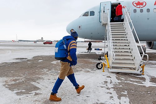 MIKE DEAL / WINNIPEG FREE PRESS
Winnipeg Blue Bombers Willie Jefferson boards the plane to Hamilton for the 108th Grey Cup Tuesday afternoon.
211207 - Tuesday, December 07, 2021.