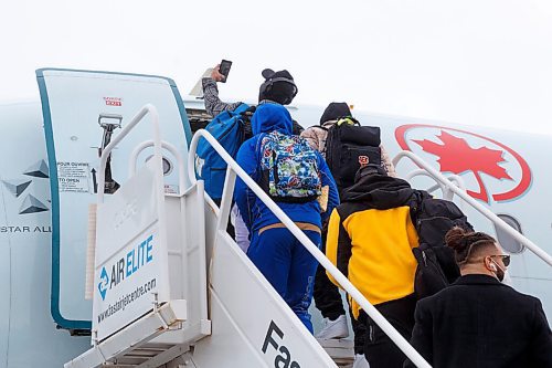 MIKE DEAL / WINNIPEG FREE PRESS
Winnipeg Blue Bombers board their plane to Hamilton for the 108th Grey Cup Tuesday afternoon.
211207 - Tuesday, December 07, 2021.