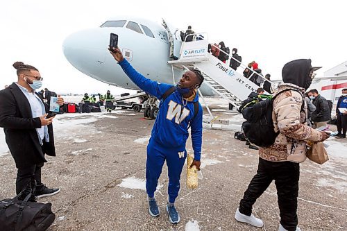 MIKE DEAL / WINNIPEG FREE PRESS
Winnipeg Blue Bombers Nick Taylor records the boarding their plane to Hamilton for the 108th Grey Cup Tuesday afternoon.
211207 - Tuesday, December 07, 2021.