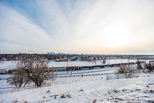 MIKAELA MACKENZIE / WINNIPEG FREE PRESS

A runner braves the cold weather on a crisp morning at Garbage Hill in Winnipeg on Wednesday, Dec. 8, 2021. Standup.
Winnipeg Free Press 2021.