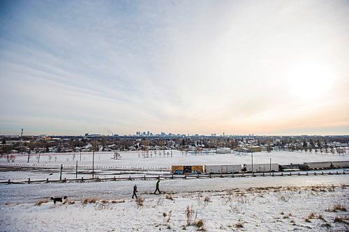 MIKAELA MACKENZIE / WINNIPEG FREE PRESS

Folks brave the cold weather on a crisp morning at Garbage Hill in Winnipeg on Wednesday, Dec. 8, 2021. Standup.
Winnipeg Free Press 2021.