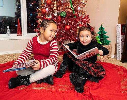 JESSICA LEE / WINNIPEG FREE PRESS

Quinn (left), 4,  and Jessica, 2, are photographed in their home reading Christmas books on December 7, 2021.












