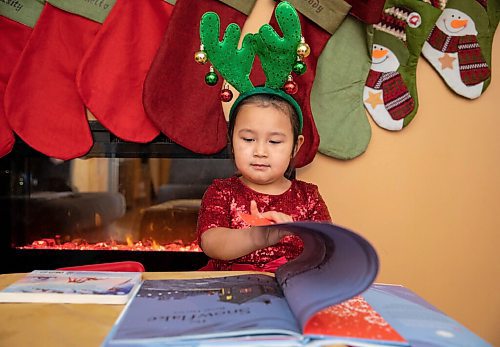 JESSICA LEE / WINNIPEG FREE PRESS

Quinn, 4, is photographed in her home reading Christmas books on December 7, 2021.










