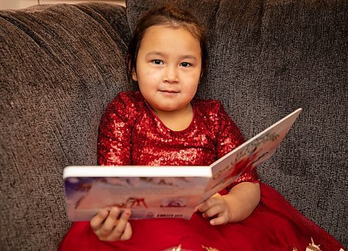 JESSICA LEE / WINNIPEG FREE PRESS

Quinn, 4, is photographed in her home reading a Christmas book on December 7, 2021.












