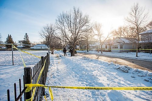MIKAELA MACKENZIE / WINNIPEG FREE PRESS

Forensics investigate a homicide scene on Stella Avenue near McGregor Street in Winnipeg on Friday, Dec. 10, 2021. For --- story.
Winnipeg Free Press 2021.