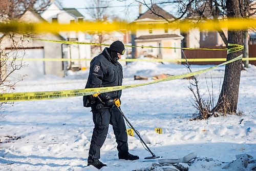 MIKAELA MACKENZIE / WINNIPEG FREE PRESS

Forensics investigate a homicide scene on Stella Avenue near McGregor Street in Winnipeg on Friday, Dec. 10, 2021. For --- story.
Winnipeg Free Press 2021.