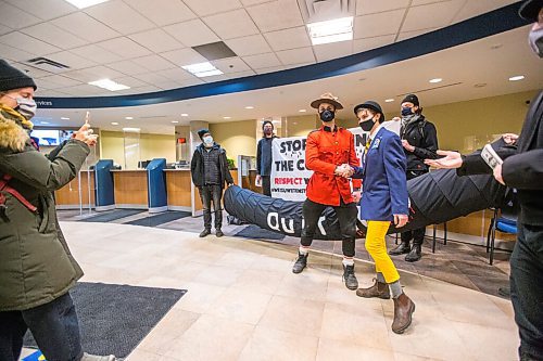 MIKAELA MACKENZIE / WINNIPEG FREE PRESS

Manitoba Energy Justice Coalition members perform a skit for a live video during a sit-in in support of the Wet'suwet'en at a downtown RBC bank in Winnipeg on Friday, Dec. 10, 2021. The group is calling for funders of the Coastal Gaslink pipeline to withdraw their support. Standup.
Winnipeg Free Press 2021.