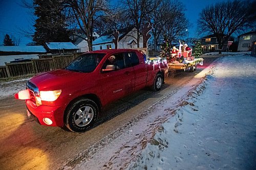 DANIEL CRUMP / WINNIPEG FREE PRESS
For the second consecutive year, Ross Bottle and his wife, Bobbi (not pictured), have organized and executed their own Christmas parade for the West End. They will navigate a single-vehicle parade through the areas residential streets again Sunday. Saturday, December 11, 2021