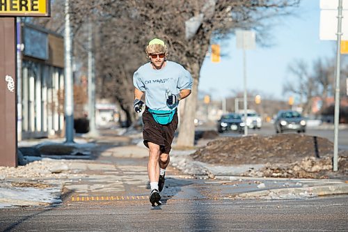 Mike Sudoma / Winnipeg Free Press
Dan Smerchanski takes advantage of Sundays above average weather as he goes for a run down Main St Sunday afternoon
December 12, 2021