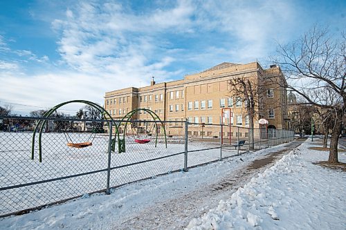 Mike Sudoma / Winnipeg Free Press
The exterior of Ecole Provencher School/Family Centre where a case of the Omicron Covid 19 variant has been confirmed
December 12, 2021