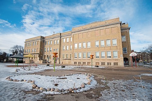 Mike Sudoma / Winnipeg Free Press
The exterior of Ecole Provencher School/Family Centre where a case of the Omicron Covid 19 variant has been confirmed
December 12, 2021