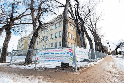 Mike Sudoma / Winnipeg Free Press
The exterior of Ecole Provencher School/Family Centre where a case of the Omicron Covid 19 variant has been confirmed at the Little Voyaguers Family Centre located in the basement of the school
December 12, 2021