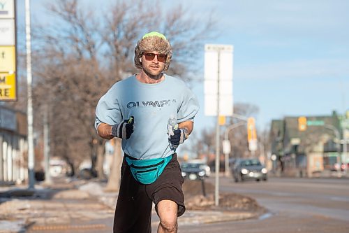 Mike Sudoma / Winnipeg Free Press
Dan Smerchanski takes advantage of Sundays above average weather as he goes for a run down Main St Sunday afternoon
December 12, 2021
