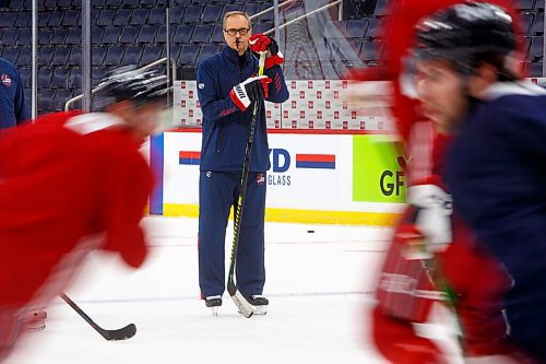 MIKE DEAL / WINNIPEG FREE PRESS
Winnipeg Jets' head coach Paul Maurice during practice at Canada Life Centre Monday morning.
211213 - Monday, December 13, 2021.