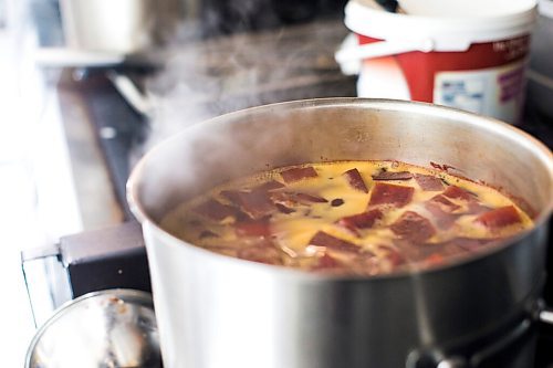 MIKAELA MACKENZIE / WINNIPEG FREE PRESS

Ingredients simmer on the stove in Roger Wilton's commercial kitchen near Beausejour on Monday, Dec. 13, 2021. For Dave Sanderson story.
Winnipeg Free Press 2021.