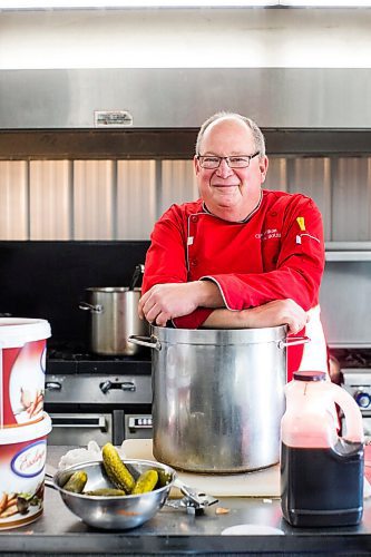 MIKAELA MACKENZIE / WINNIPEG FREE PRESS

Roger Wilton poses for a portrait while making soup in his commercial kitchen near Beausejour on Monday, Dec. 13, 2021. For Dave Sanderson story.
Winnipeg Free Press 2021.